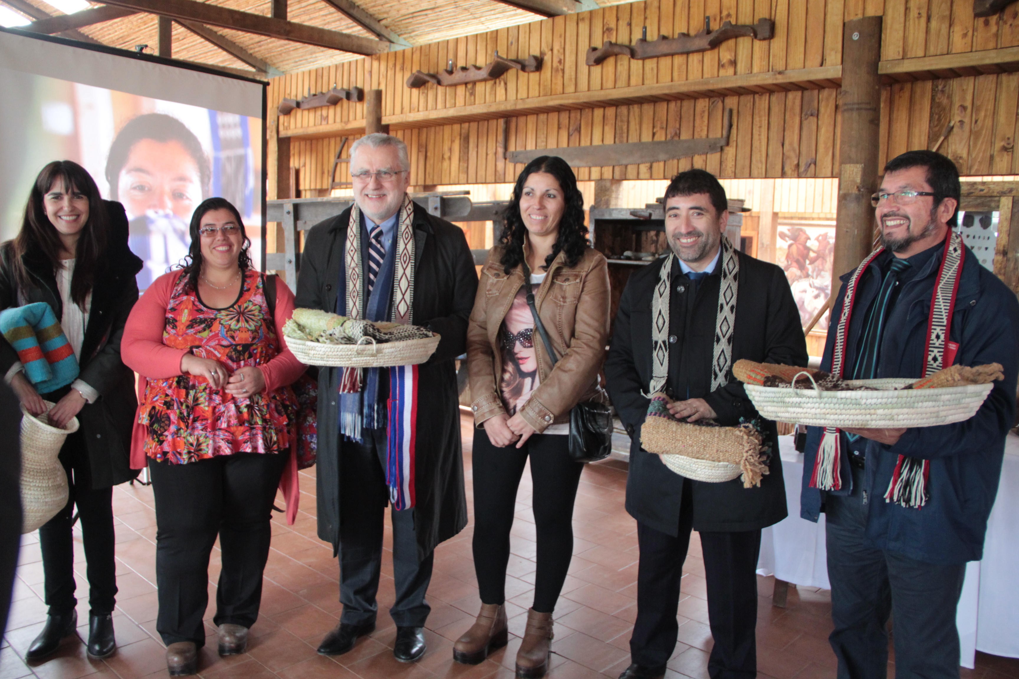 El ministro Pacheco junto a autoridades regionales y representantes de las comunidades aledañas al parque eólico