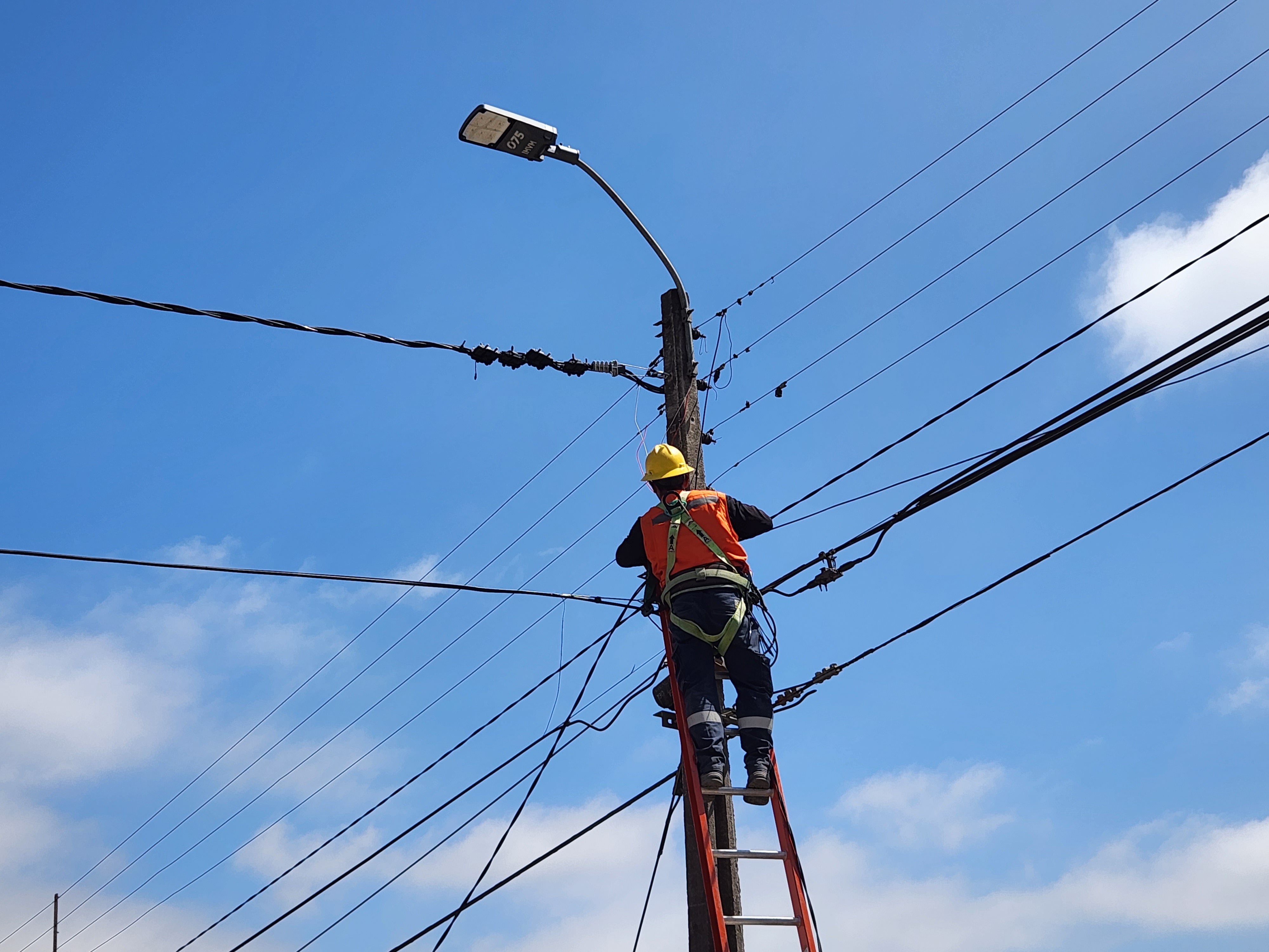 Comienza la reposición del alumbrado público en la zona afectada por los incendios Comienza la reposición del alumbrado público en la zona afectada por los incendios