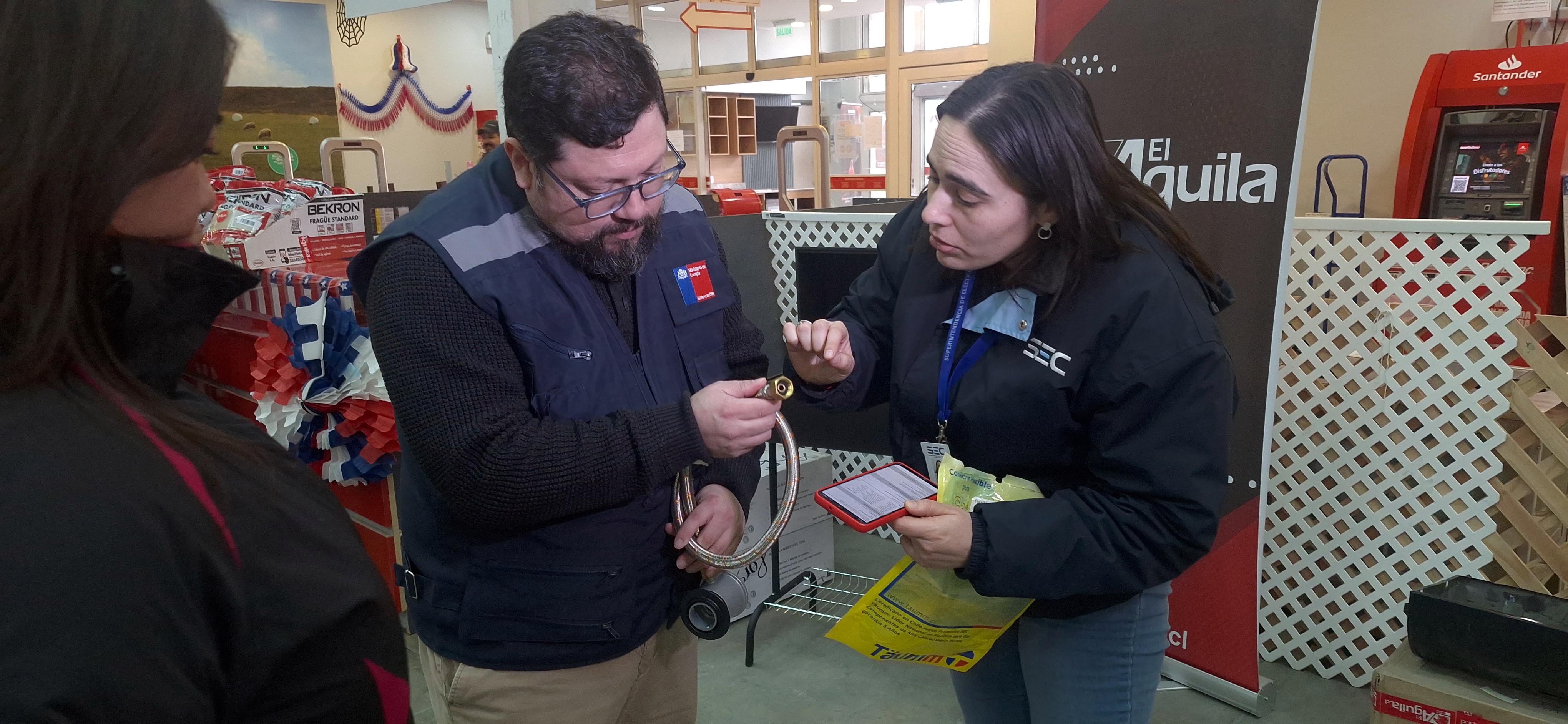 SEC Magallanes fiscaliza en compañía del Seremi de Energía venta de parrillas a gas y eléctricas ad portas de llegada de Fiestas Patrias 2025
