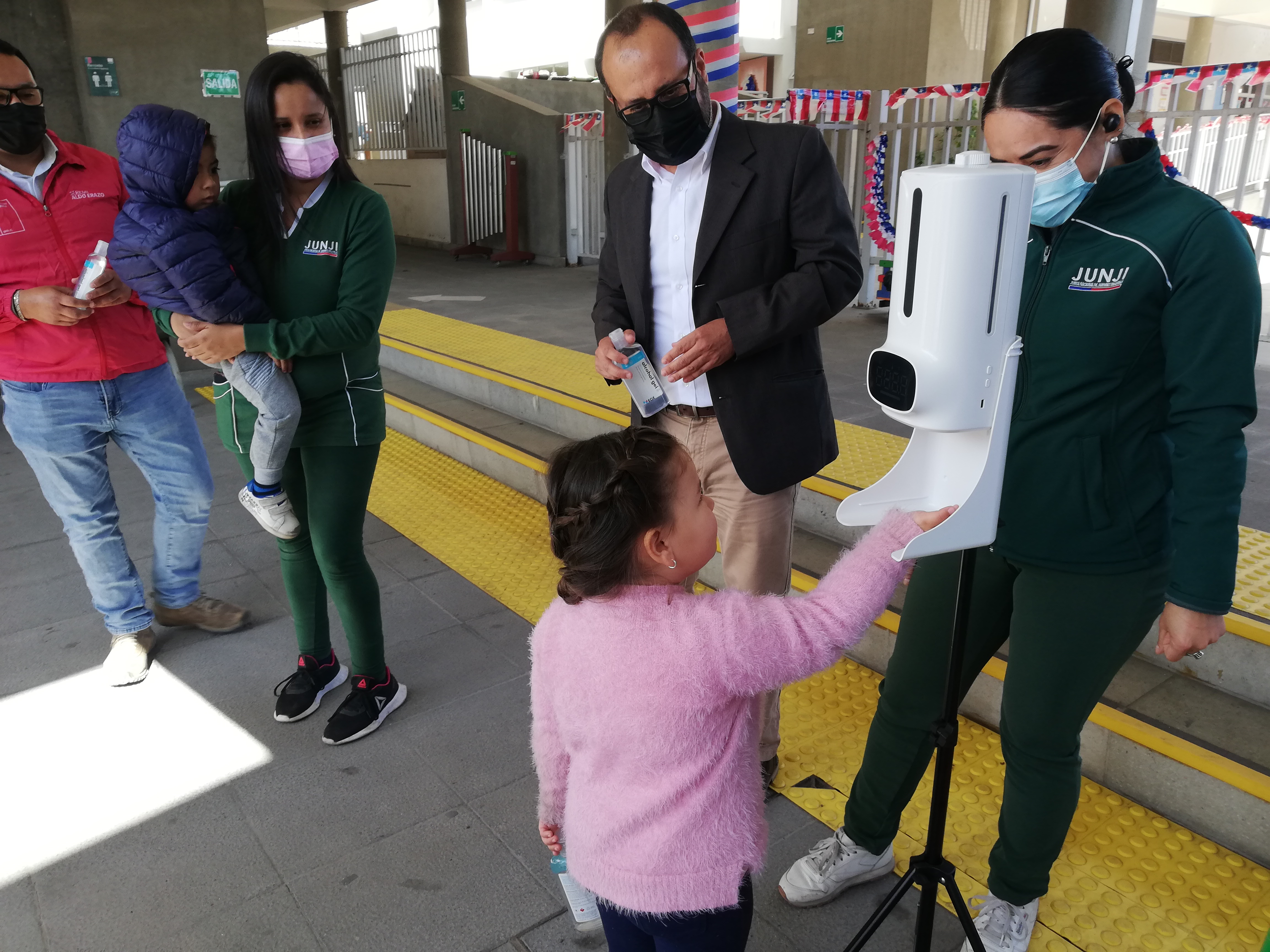 Jardín infantil Mi Banderita Chilena recibe dos tótems de medición de temperatura para reforzar medidas sanitarias de acceso al establecimiento