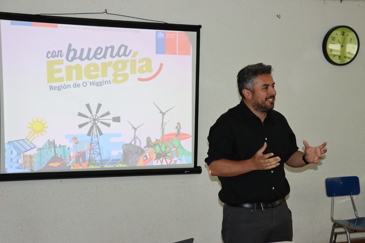 Familias de Pichilemu se capacitan en Eficiencia Energética para ahorrar en las cuentas de energía eléctrica 