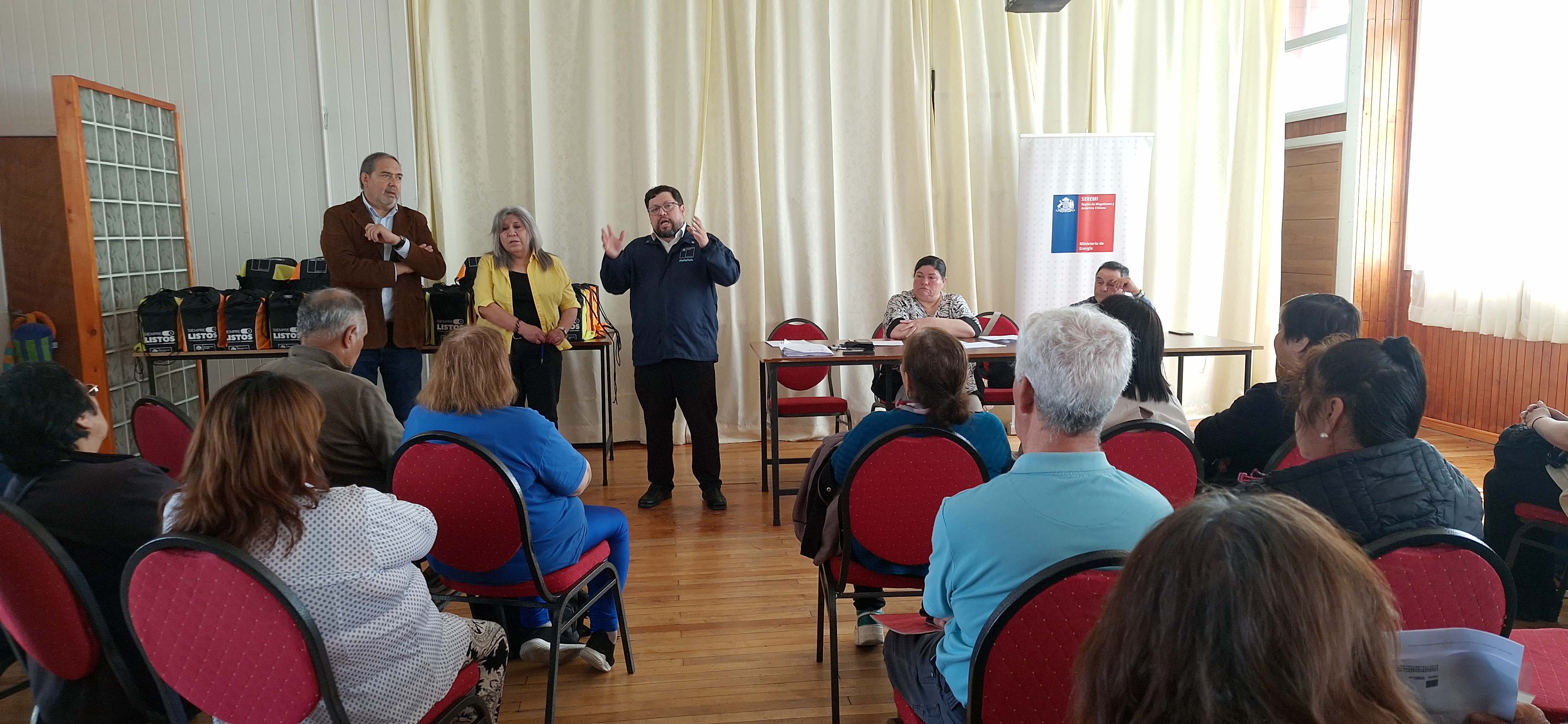 16 juntas de vecinos de Punta Arenas recibieron kits de emergencia energética “Siempre Listos”  