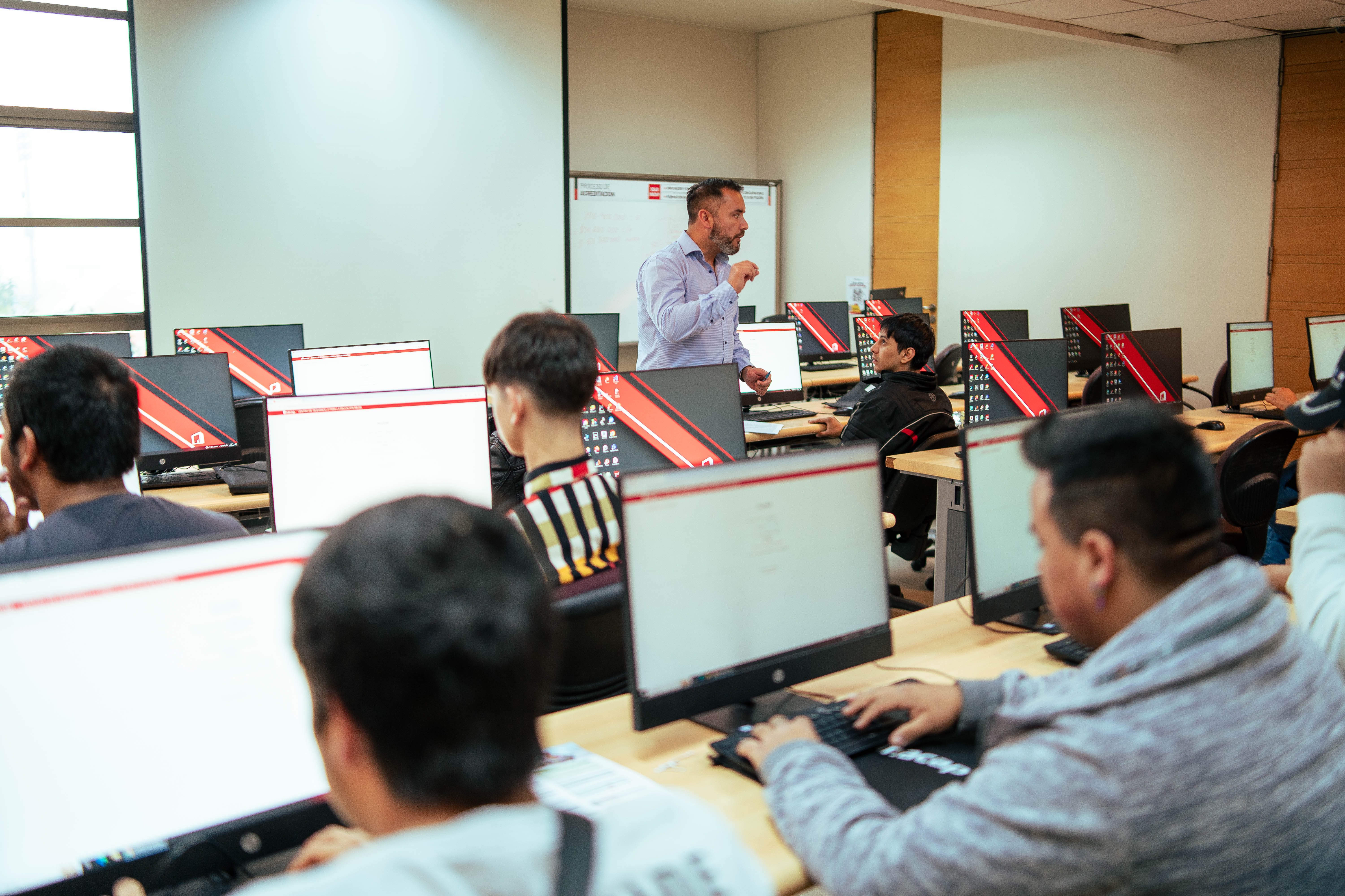 Estudiantes de liceos técnicos profesionales realizaron prueba diagnóstica en preparación para obtener una certificación en instalación eléctrica clase D 