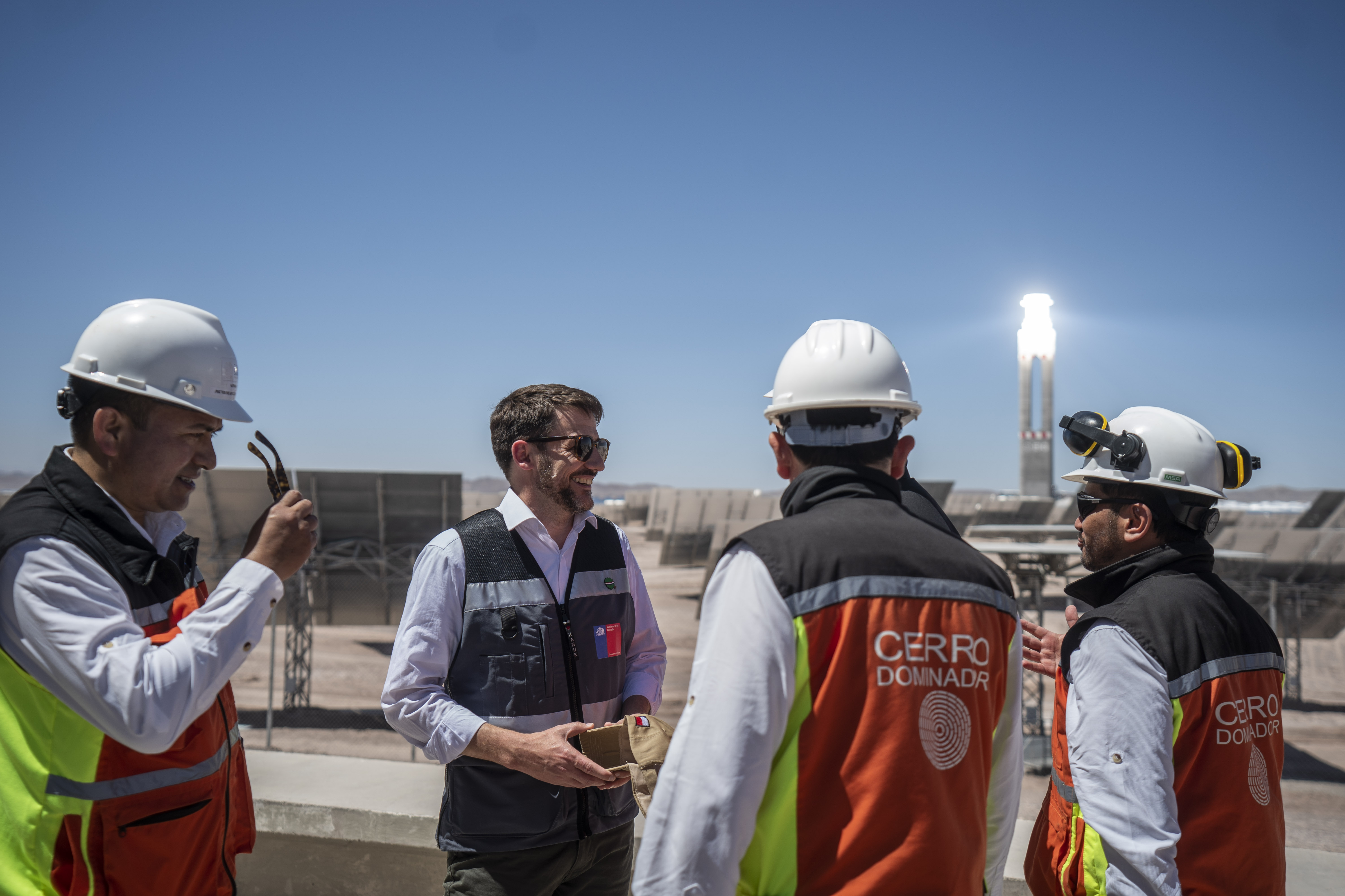 Autoridades visitan planta termosolar Cerro Dominador y destacan aporte a la descarbonización de la matriz energética    