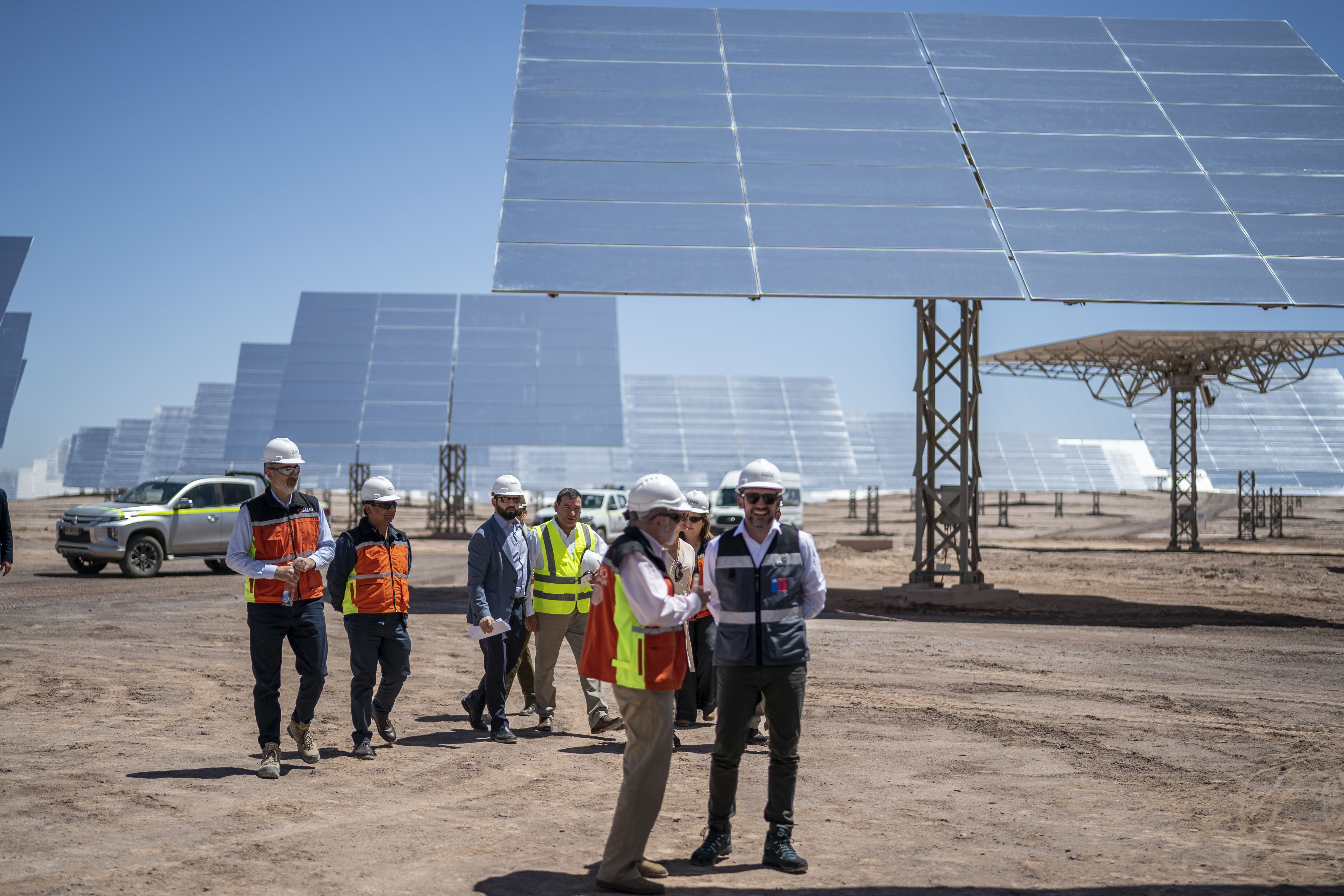 Autoridades visitan planta termosolar Cerro Dominador y destacan aporte a la descarbonización de la matriz energética    