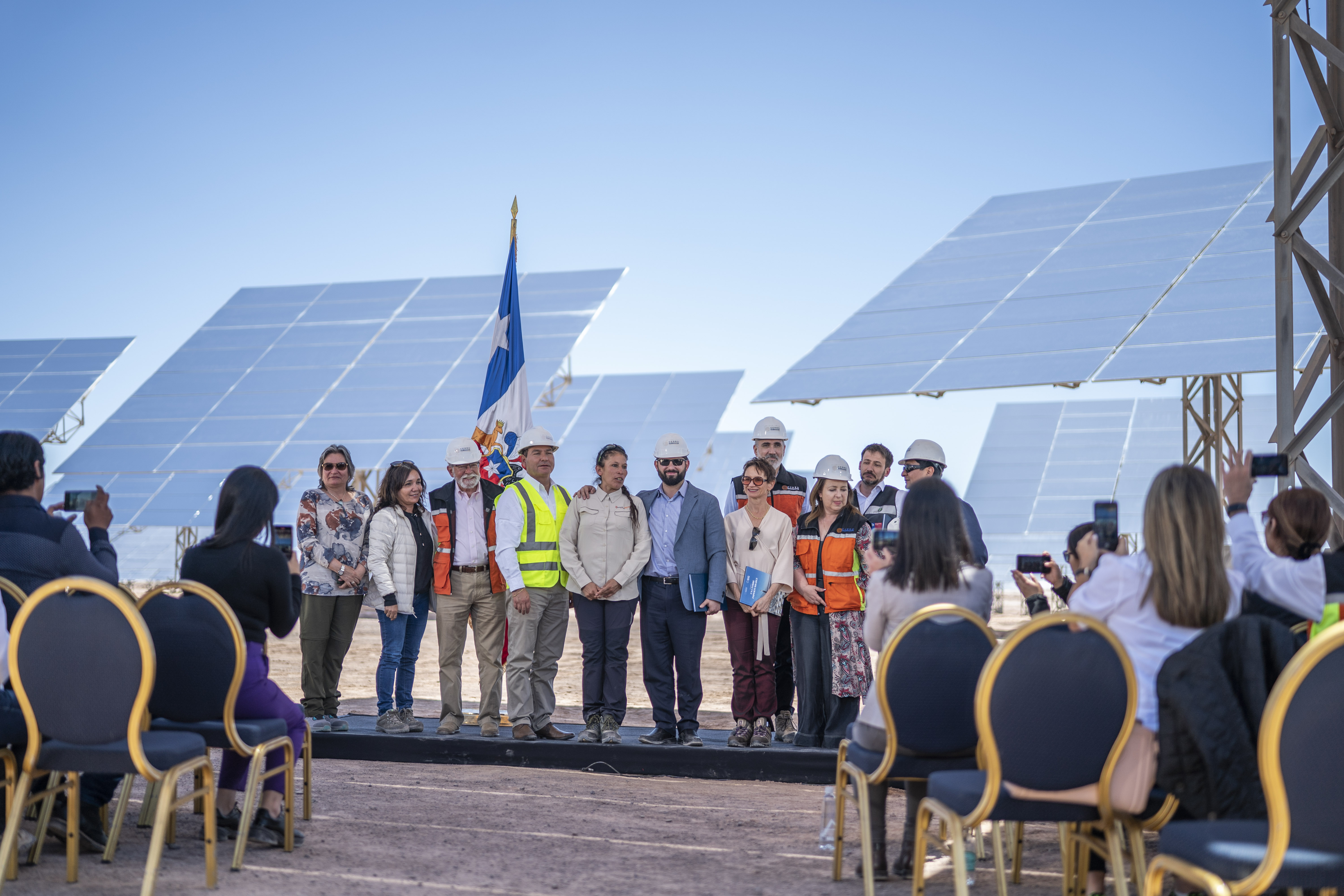 Autoridades visitan planta termosolar Cerro Dominador y destacan aporte a la descarbonización de la matriz energética    