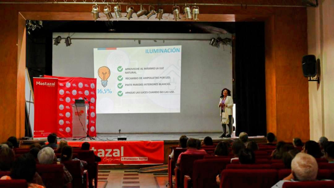 Personas Mayores de Mostazal se capacitan en Eficiencia Energética y reciben ampolletas LED para ahorrar en las cuentas de la luz 