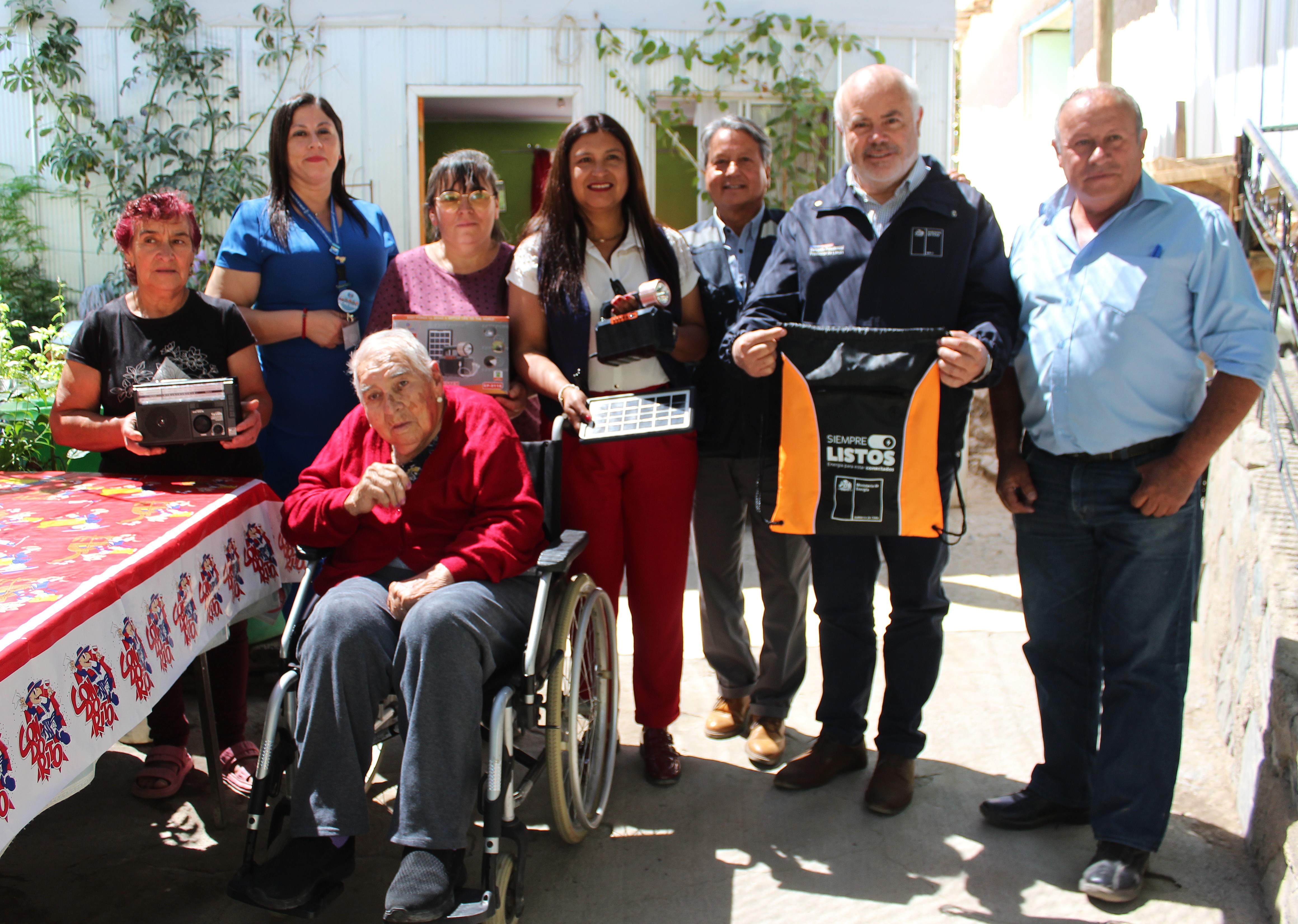 Familias de localidades de Río Hurtado reciben kits de energía para estar “Siempre Listos”   