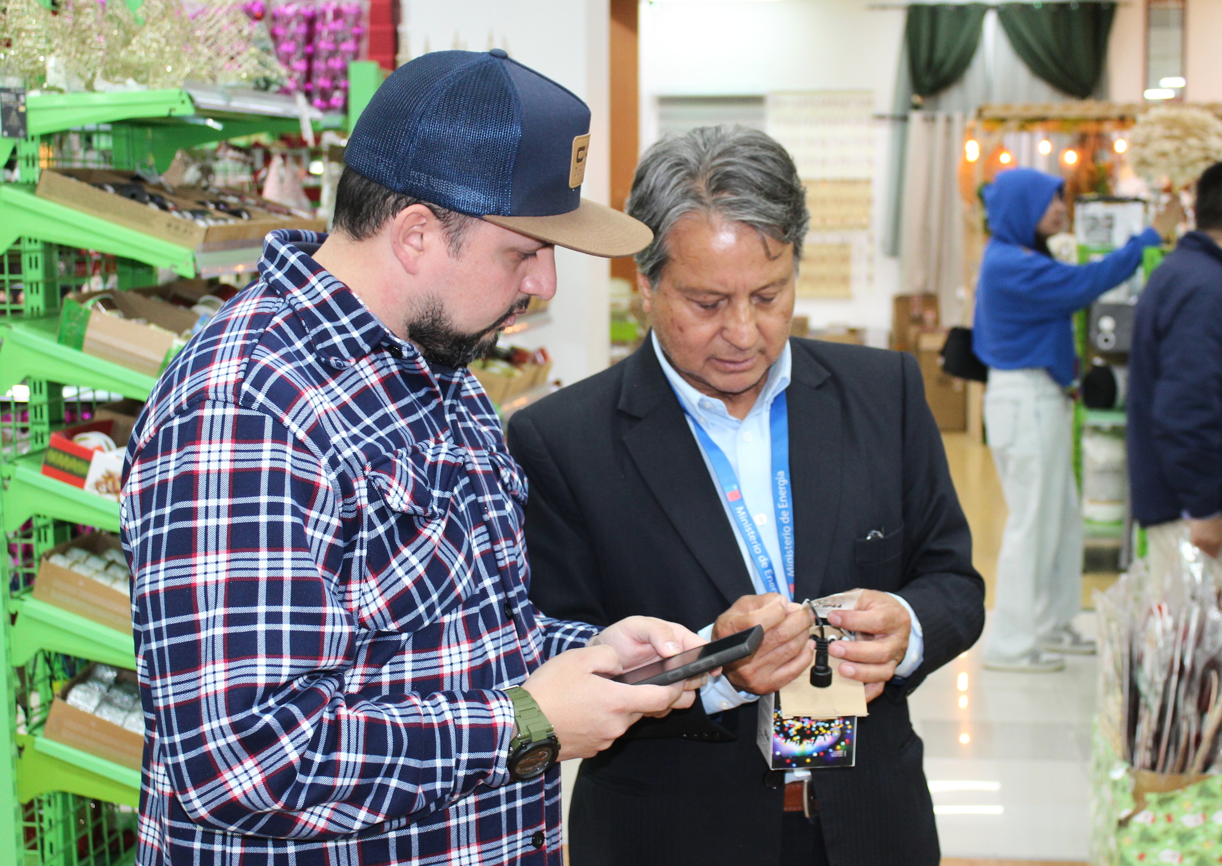 SEREMI de Energía y SEC Coquimbo fiscalizan que sólo se estén vendiendo luces navideñas certificadas