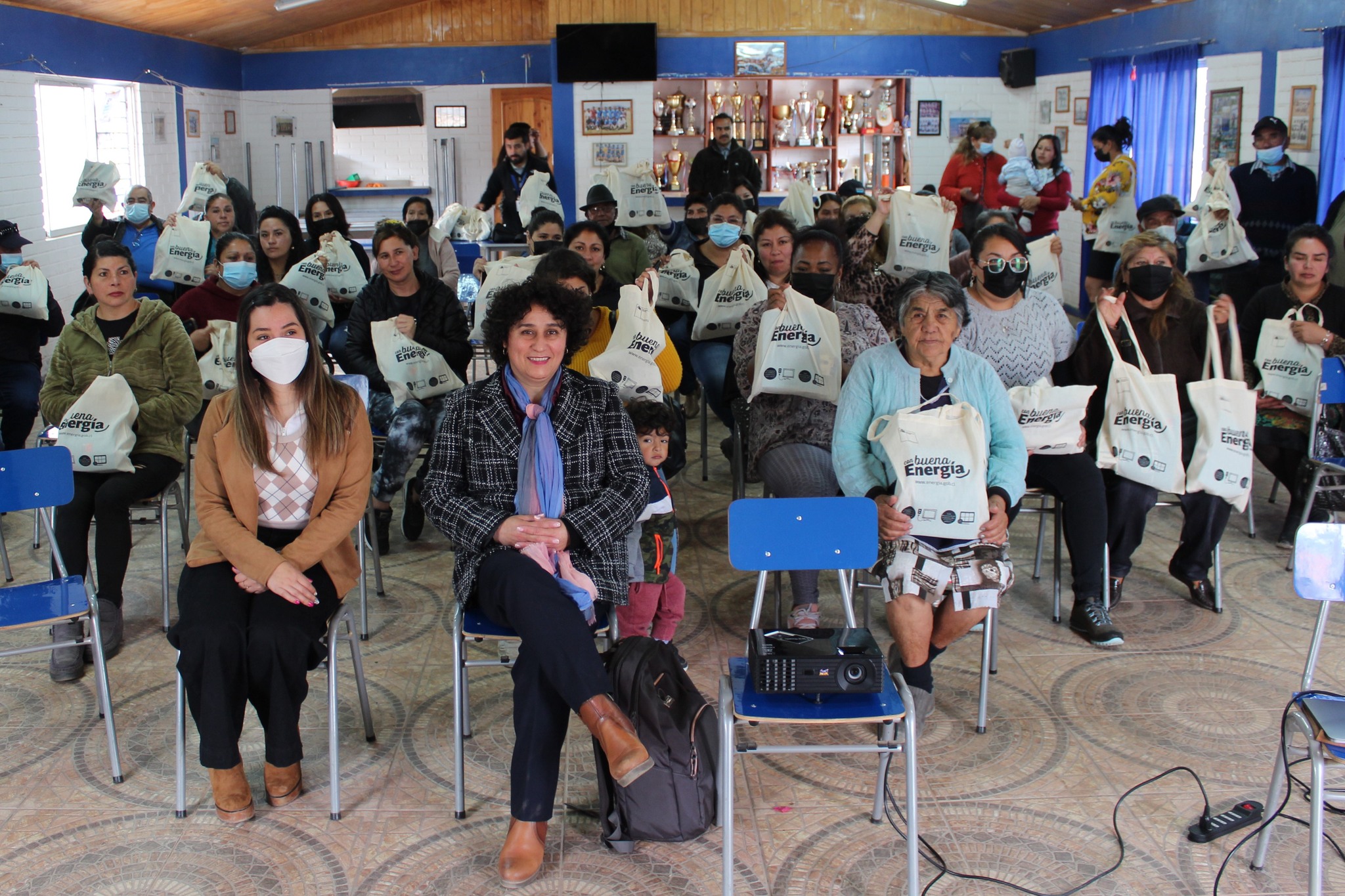 Familias de siete localidades de La Higuera se capacitan y reciben kits de ahorro de energía