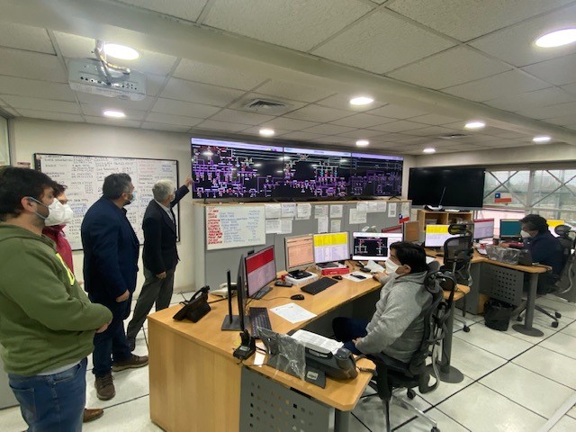 Autoridades de Energía visitan centro de Operaciones de Transmisión y Distribución de CGE