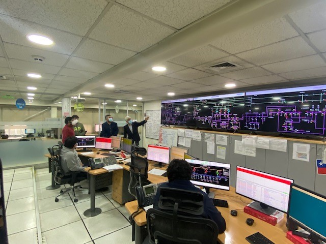 Autoridades de Energía visitan centro de Operaciones de Transmisión y Distribución de CGE