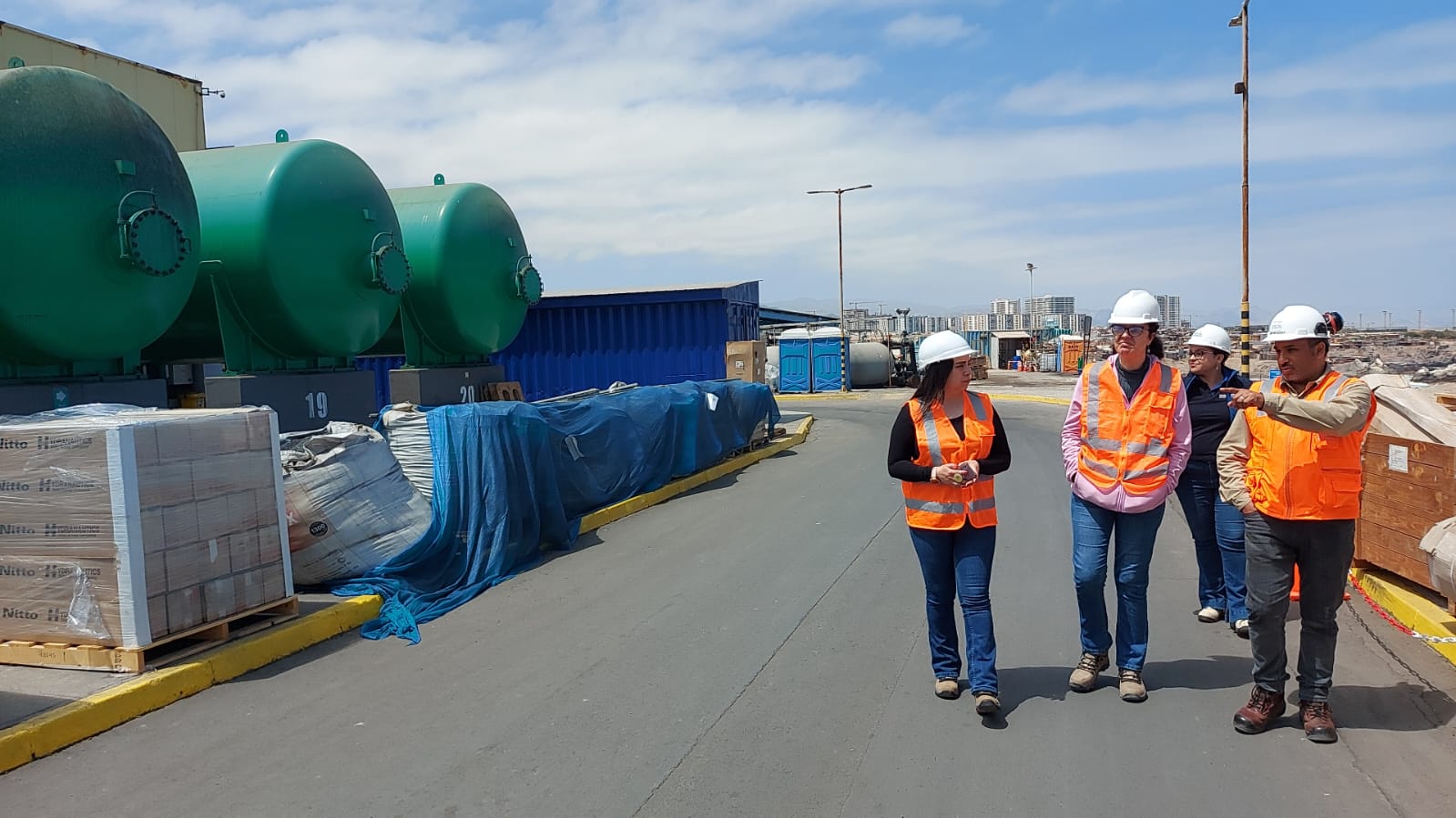 Profesionales de la Seremi de Energía de Magallanes visitan planta desaladora y proyectos eólicos de Antofagasta
