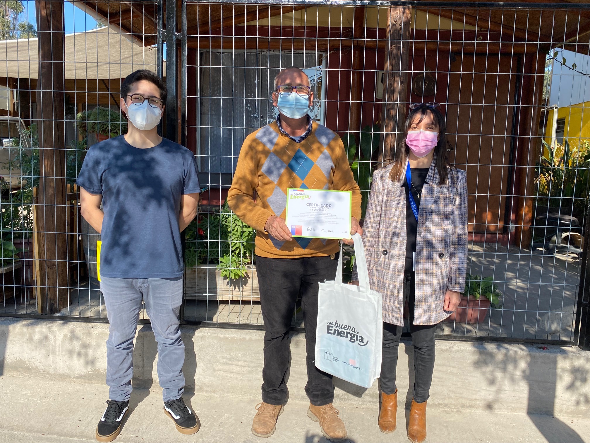 Familias de Las Cabras y Peralillo recibieron ampolletas LED para ahorrar en las cuentas de la luz