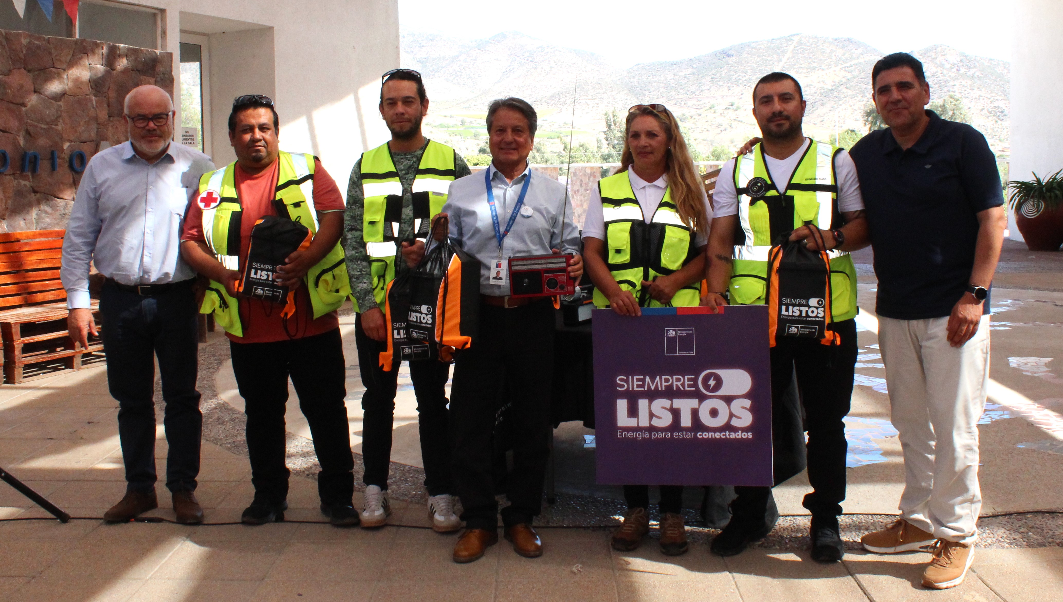 Brigadistas de emergencia de Monte Patria reciben kits energéticos del programa “Siempre Listos”  