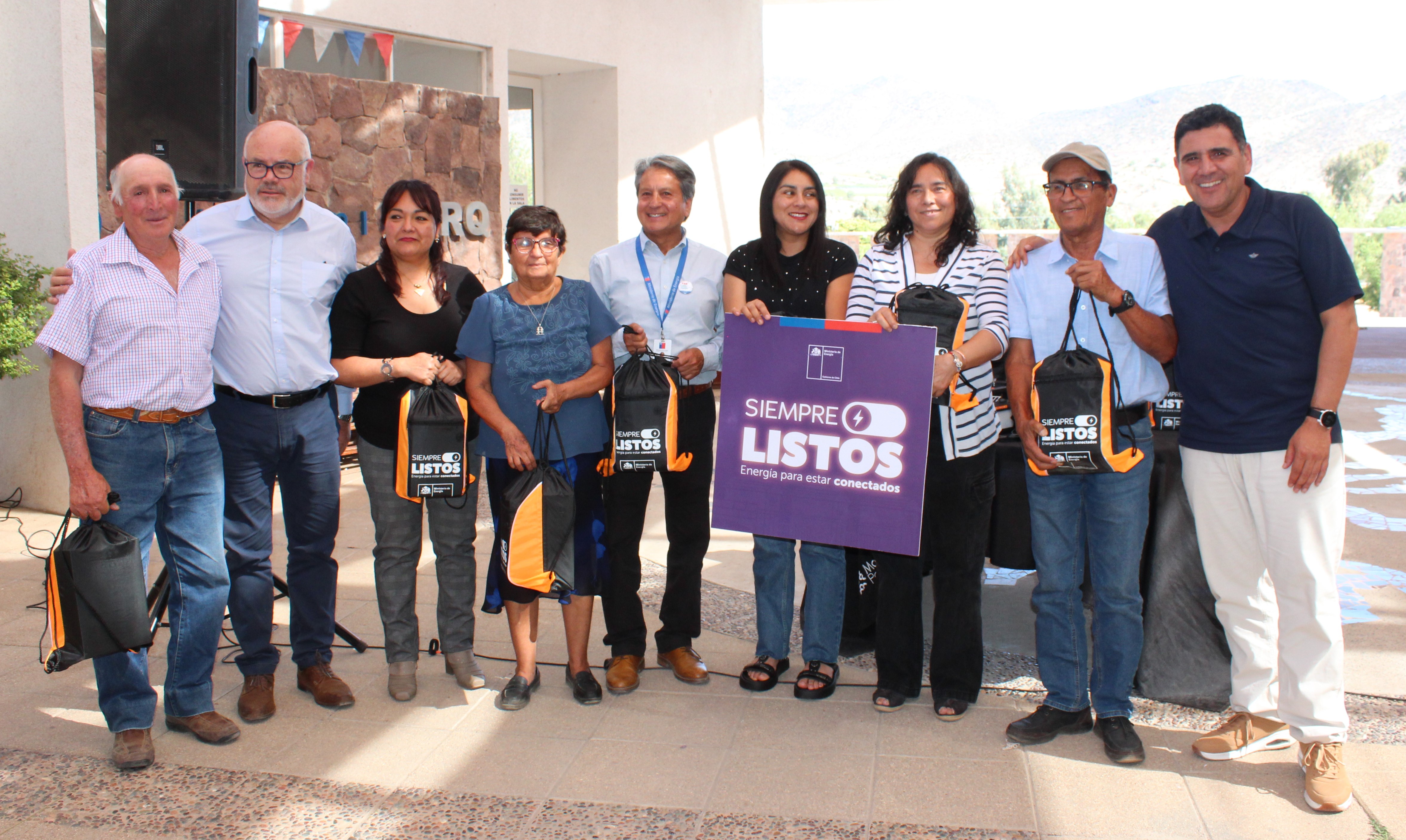 Brigadistas de emergencia de Monte Patria reciben kits energéticos del programa “Siempre Listos”  