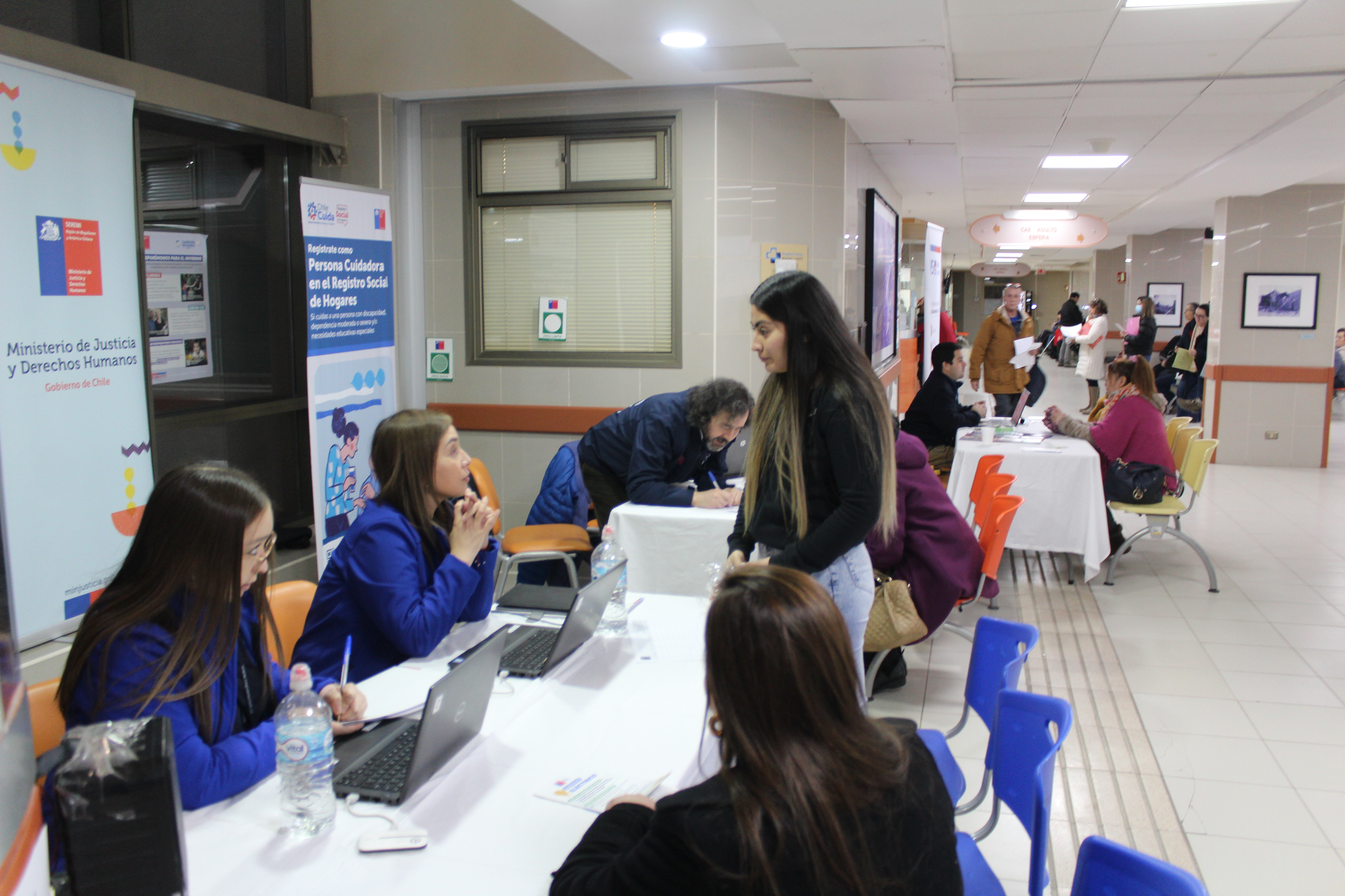 Justicia, Energía y Desarrollo Social organizan operativo en el Hospital Clínico para facilitar postulación al Subsidio Eléctrico 