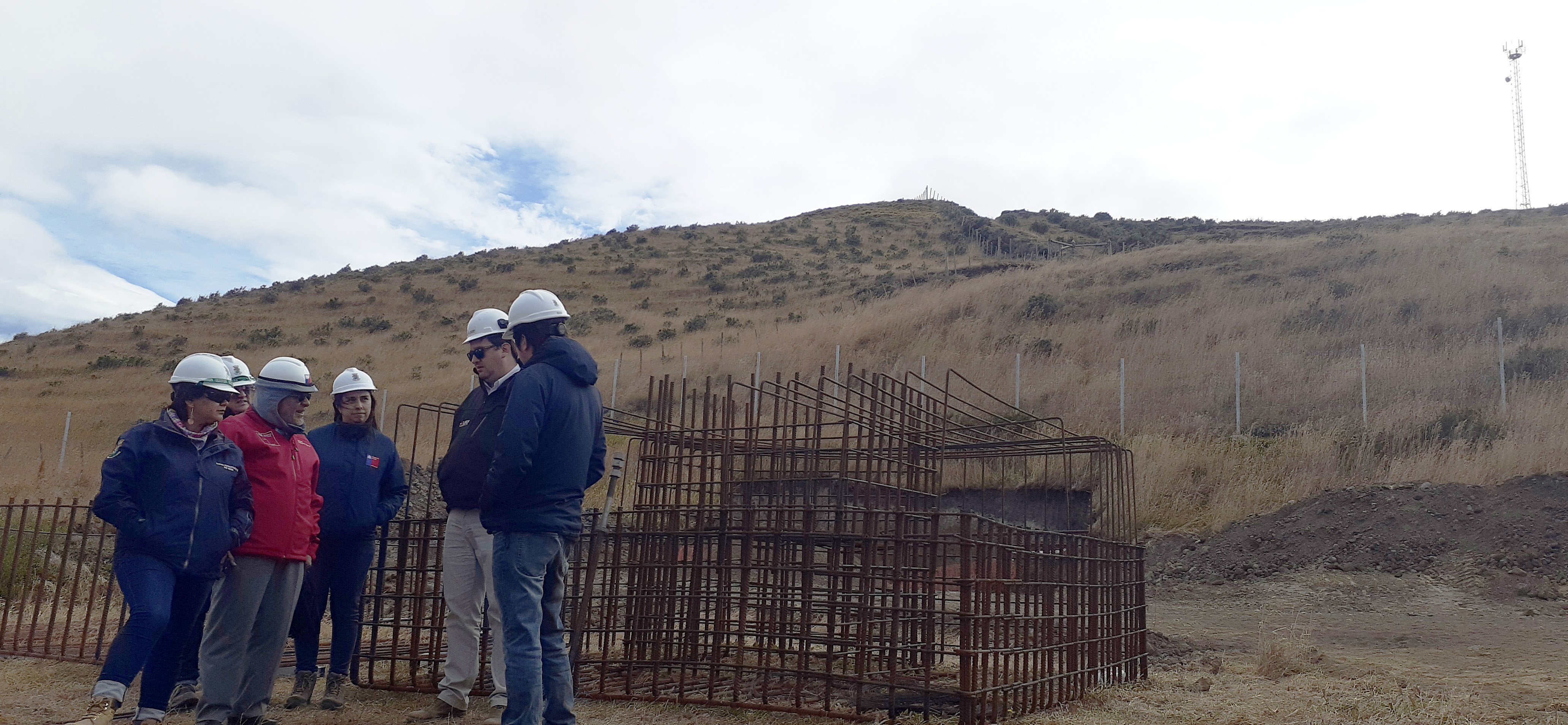 De 18 a 24 horas diarias de electricidad pasará a tener la rural comuna de Río Verde, gracias a sistema eólico-diésel en actual fase de montaje 