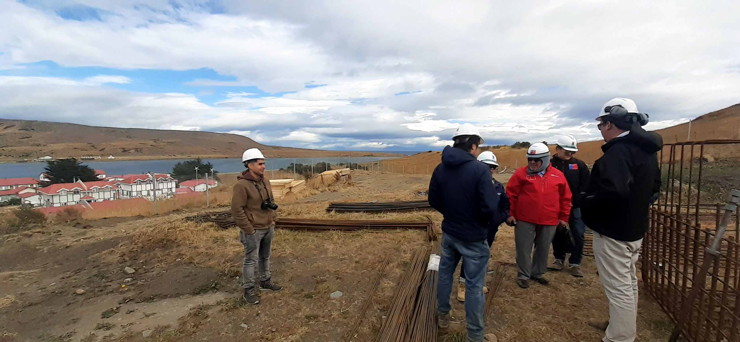 De 18 a 24 horas diarias de electricidad pasará a tener la rural comuna de Río Verde, gracias a sistema eólico-diésel en actual fase de montaje 