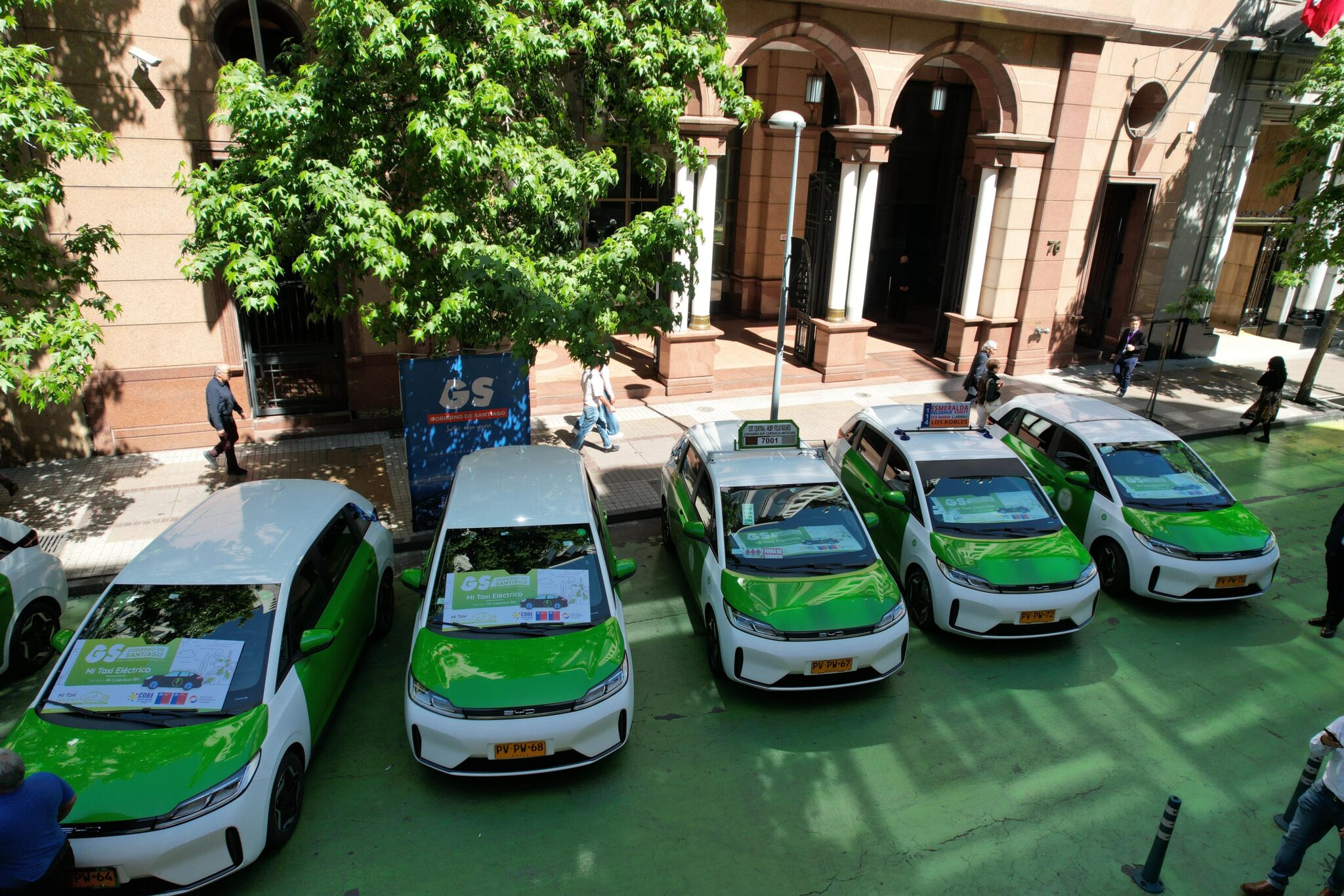 Autoridades entregan de 20 colectivos eléctricos del programa “Mi Taxi Eléctrico” para la RM 