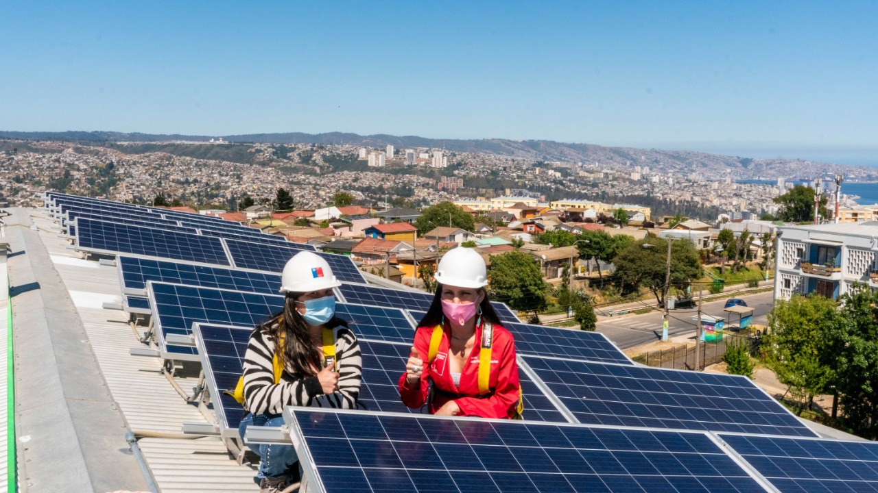 Seremi de Energía dio inicio a Ruta de Energías Limpias en la región con inauguración de paneles solares en condominio social de Viña
