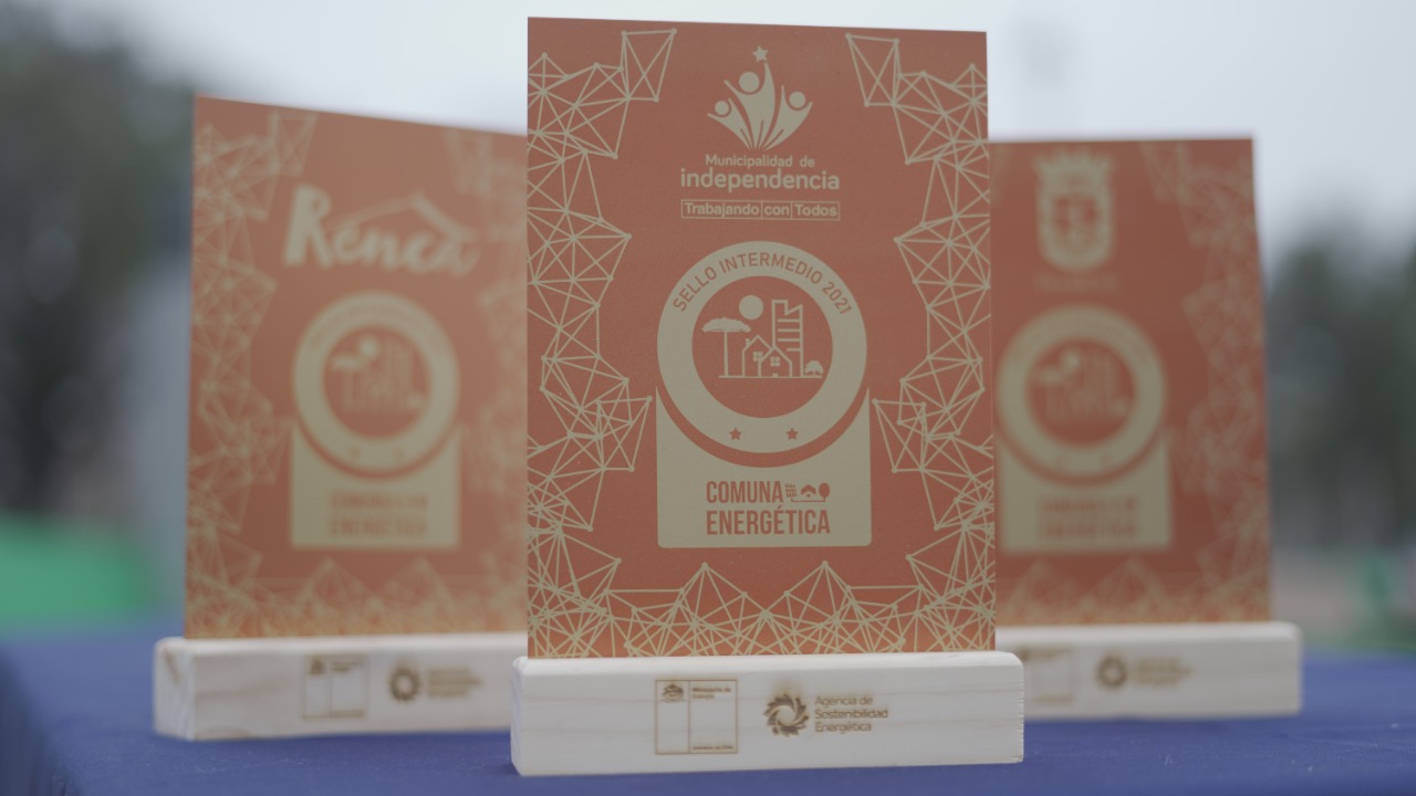  Ministro Jobet entrega Sello Comuna Energética a municipios 