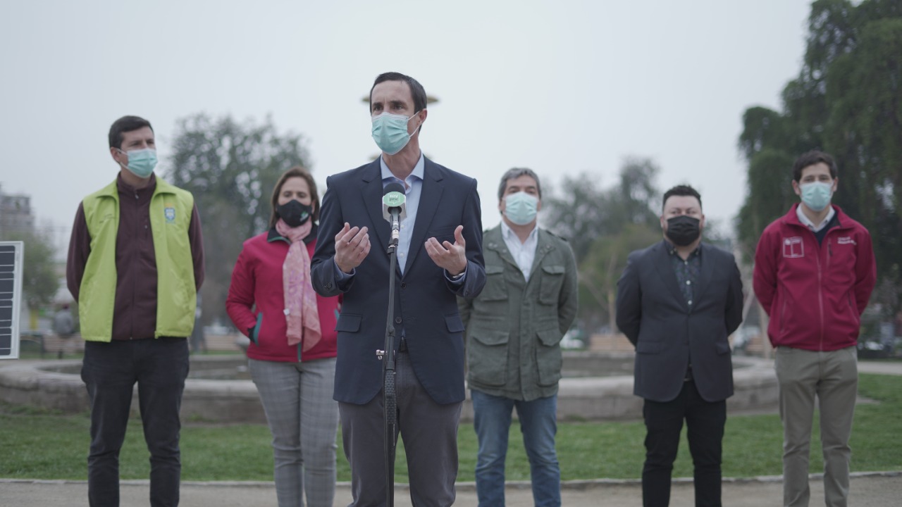  Ministro Jobet entrega Sello Comuna Energética a municipios 