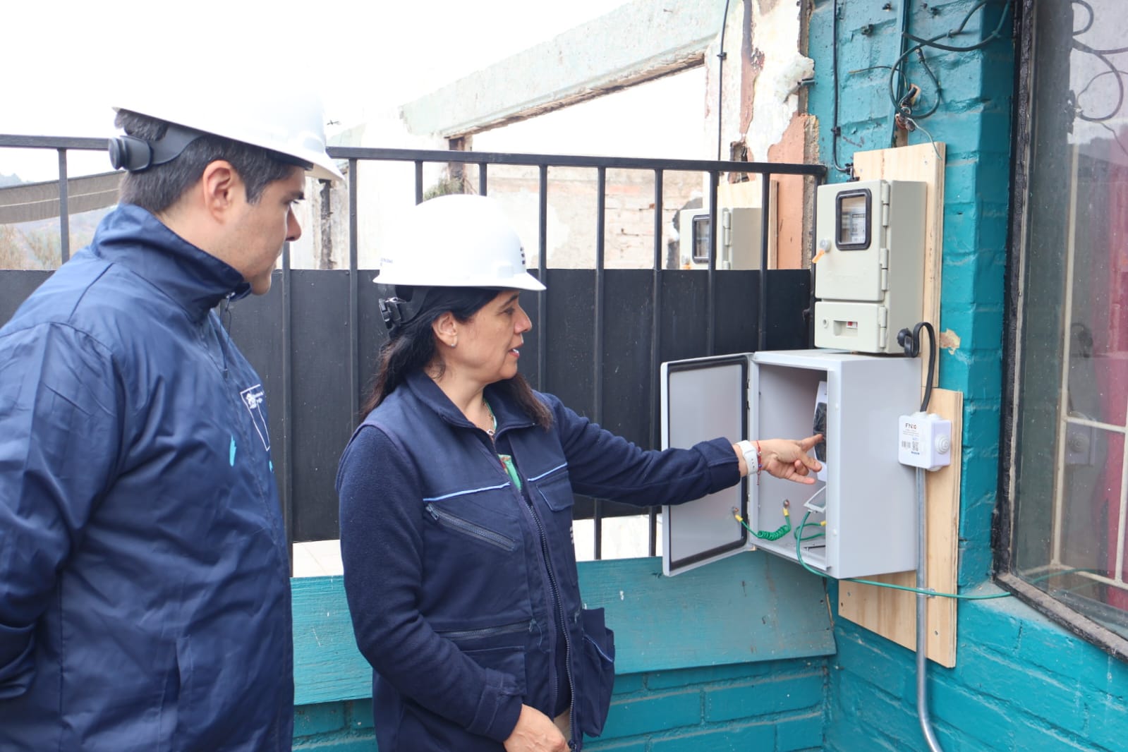 Subsecretario de Energía y SEC visitan en terreno la reposición del suministro eléctrico en la zona afectada por incendios