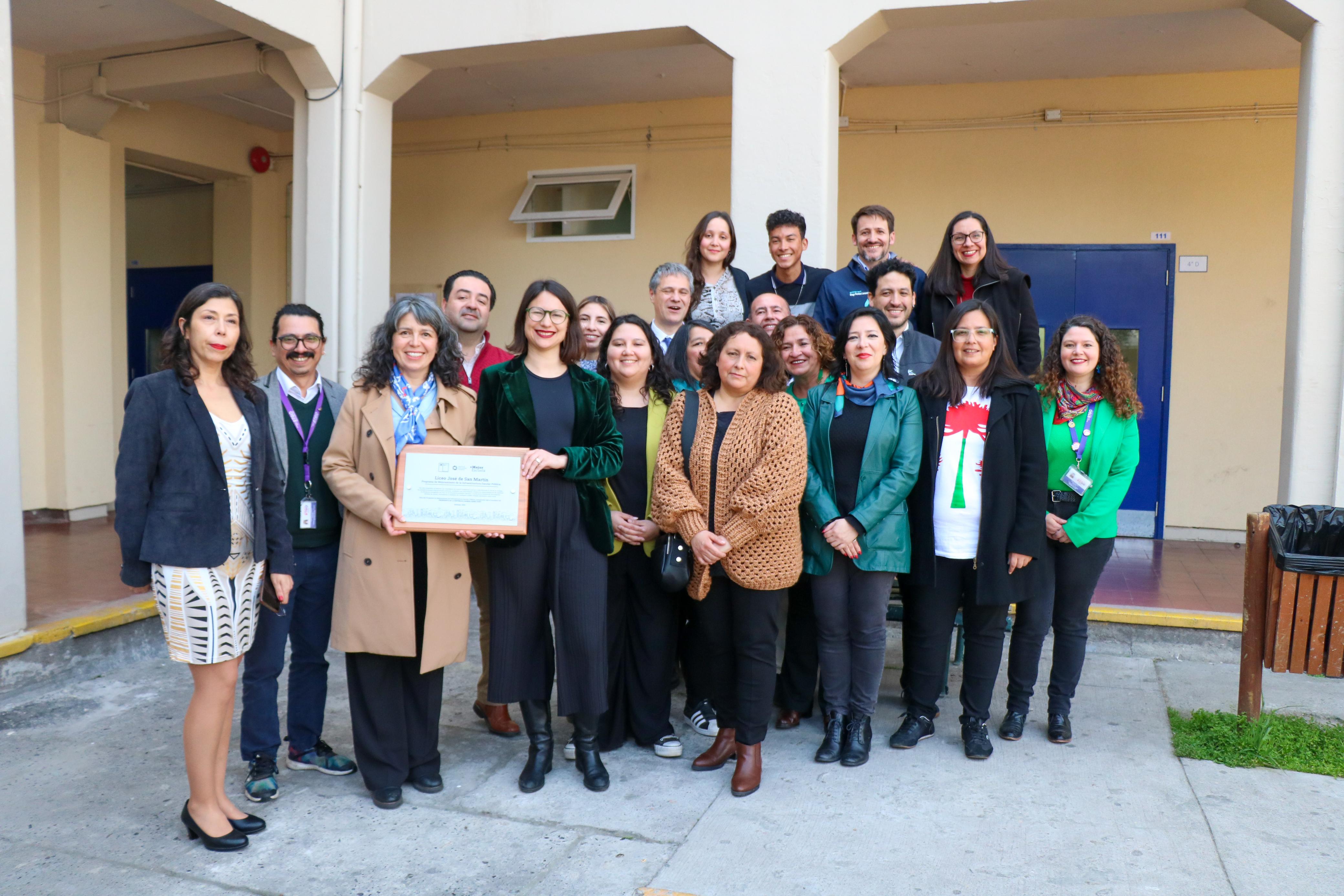 Ministerio de Energía y Alcaldía de Santiago visitaron las mejoras energéticas en el Liceo José de San Martín 