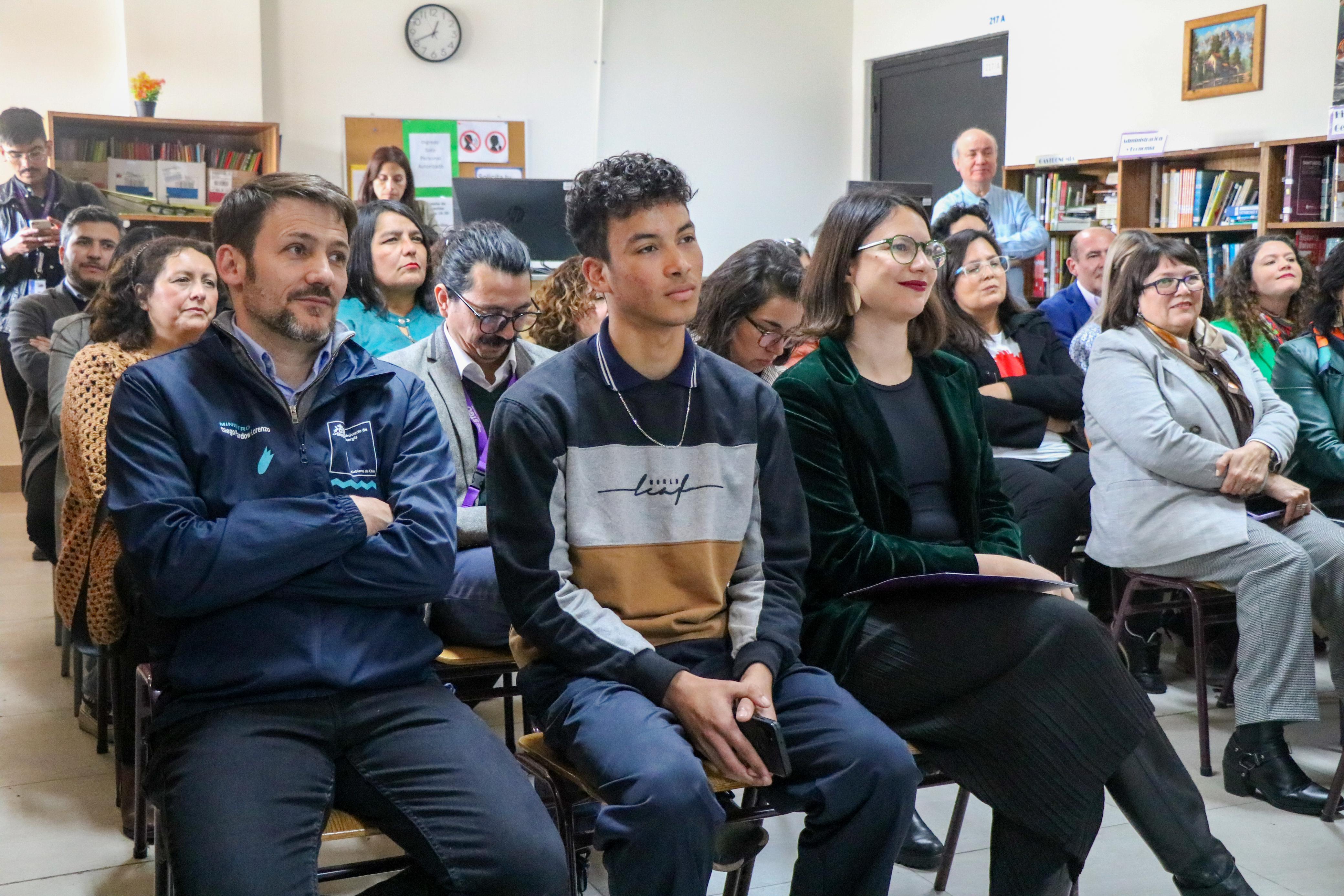 Ministerio de Energía y Alcaldía de Santiago visitaron las mejoras energéticas en el Liceo José de San Martín 