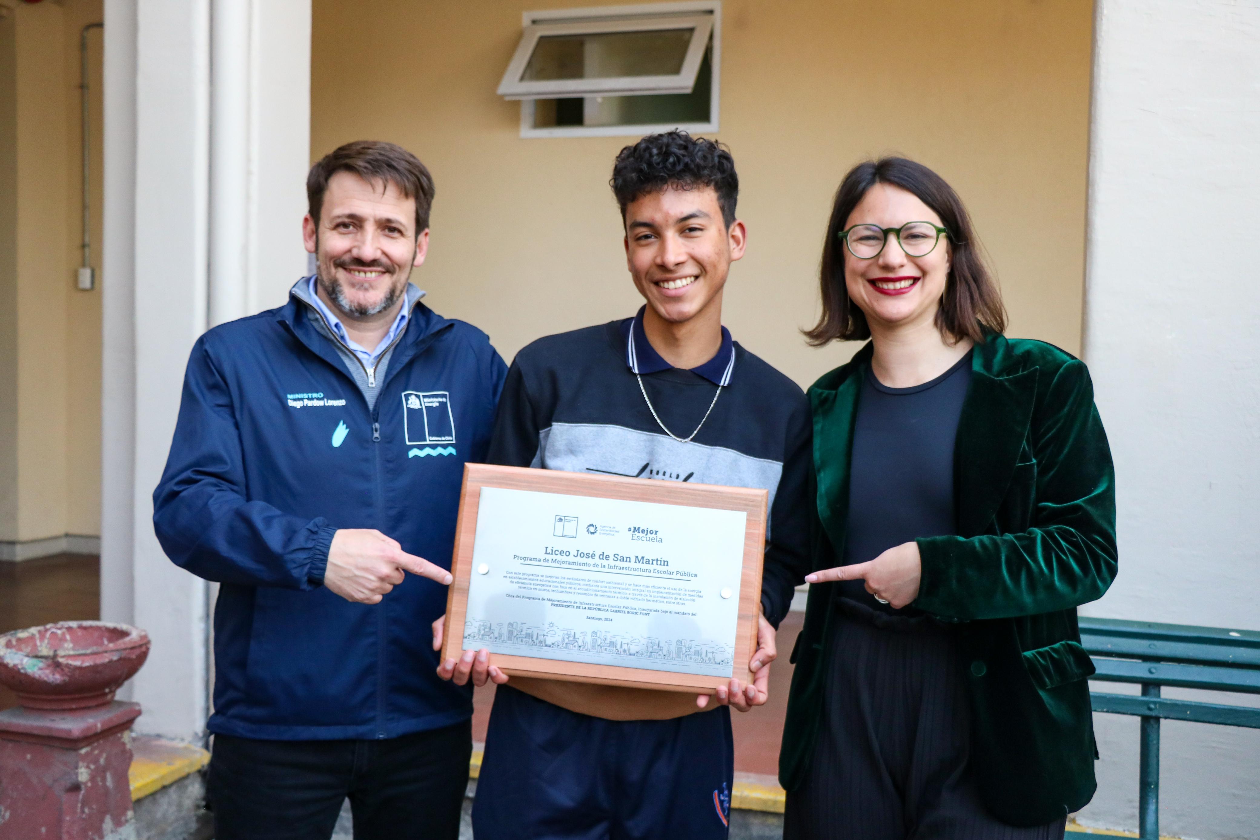 Ministerio de Energía y Alcaldía de Santiago visitaron las mejoras energéticas en el Liceo José de San Martín 