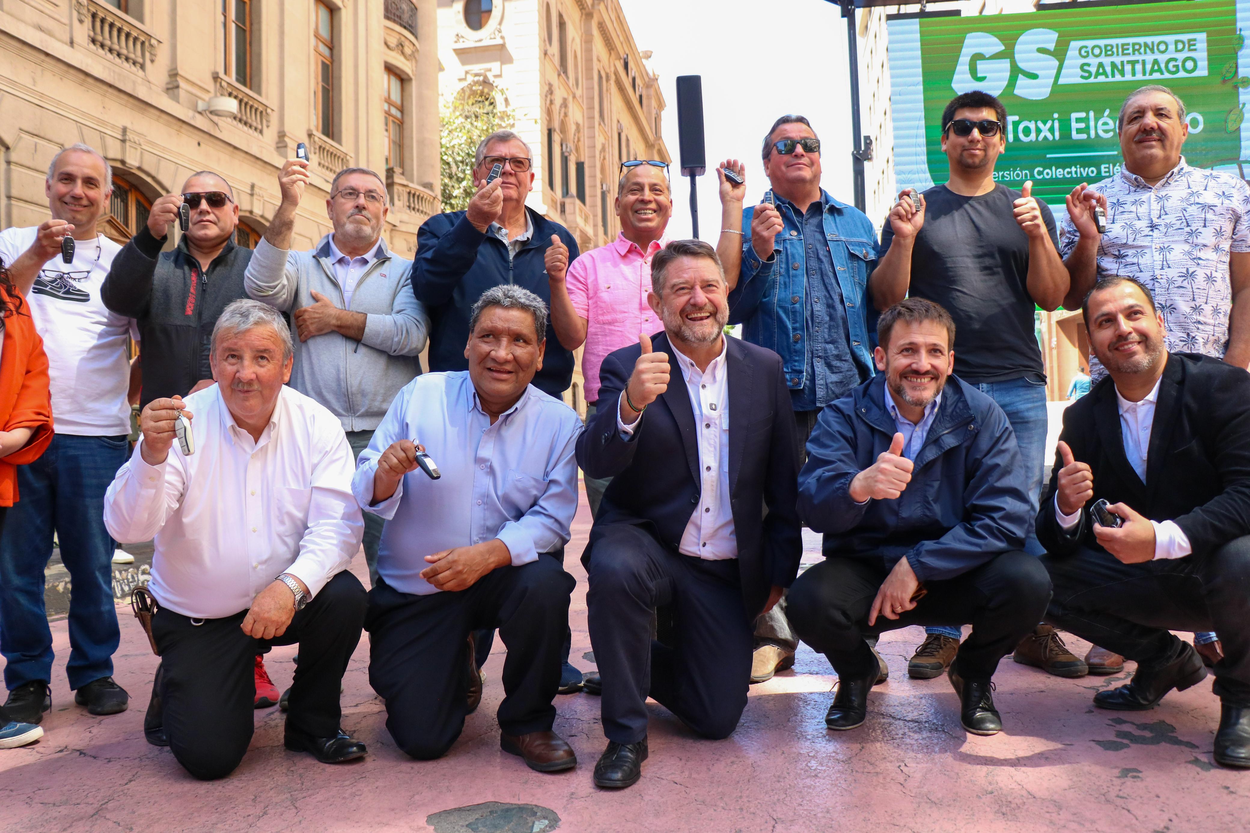 Autoridades entregan de 20 colectivos eléctricos del programa “Mi Taxi Eléctrico” para la RM 