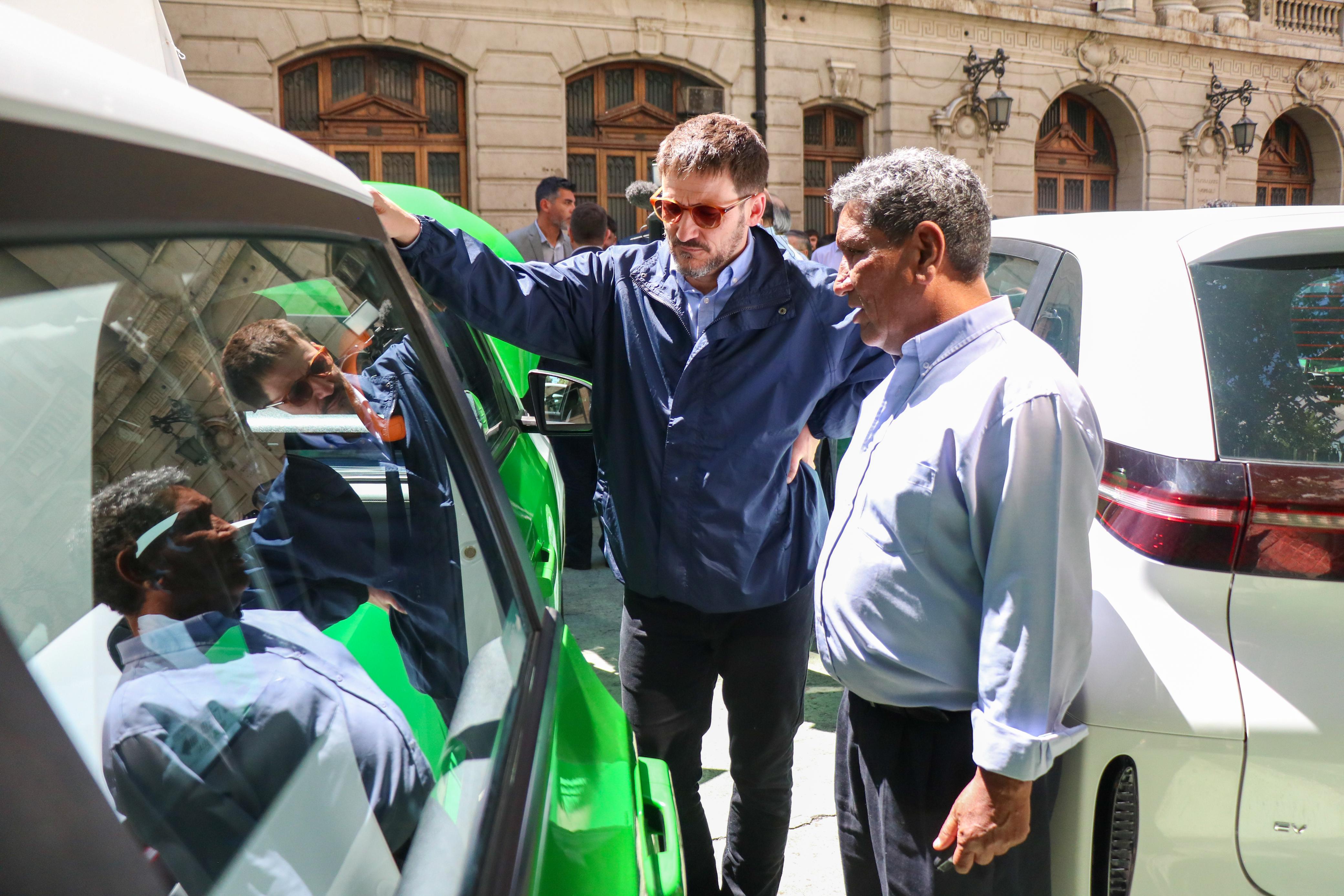 Autoridades entregan de 20 colectivos eléctricos del programa “Mi Taxi Eléctrico” para la RM 