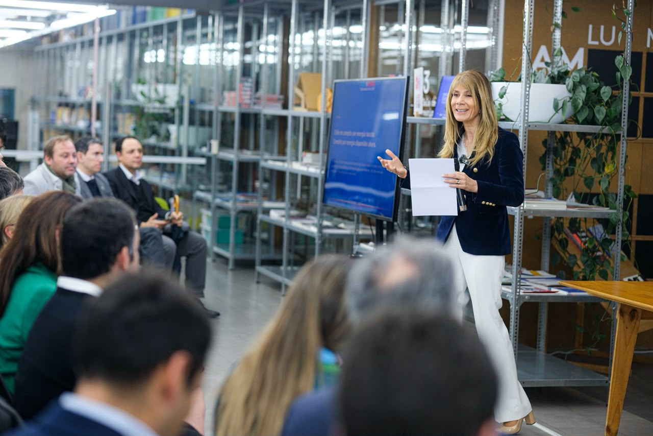 Ministras Rincón y Lincolao realizan primer encuentro público-privado para impulsar el desarrollo de Data Centers Ministras Rincón y Lincolao realizan primer encuentro público-privado para impulsar el desarrollo de Data Centers