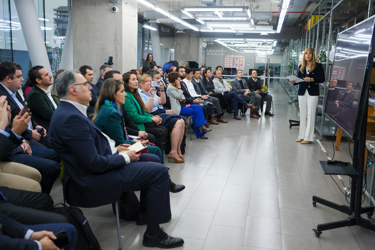 Ministras Rincón y Lincolao realizan primer encuentro público-privado para impulsar el desarrollo de Data Centers Ministras Rincón y Lincolao realizan primer encuentro público-privado para impulsar el desarrollo de Data Centers