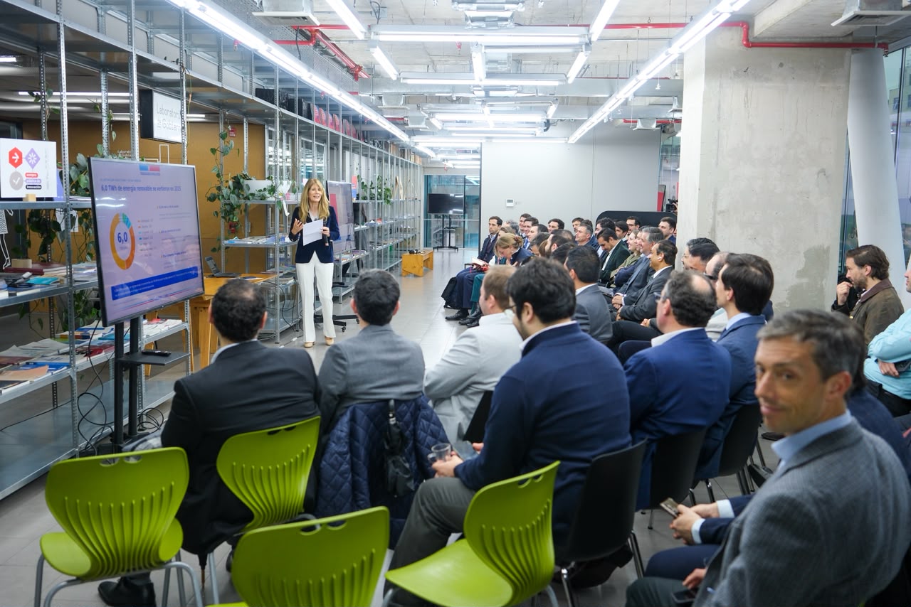 Ministras Rincón y Lincolao realizan primer encuentro público-privado para impulsar el desarrollo de Data Centers Ministras Rincón y Lincolao realizan primer encuentro público-privado para impulsar el desarrollo de Data Centers