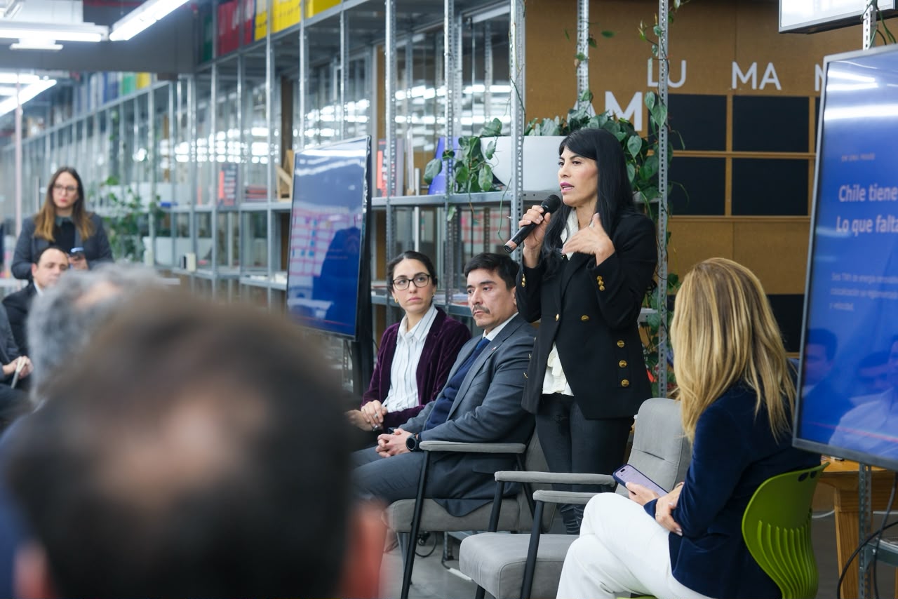 Ministras Rincón y Lincolao realizan primer encuentro público-privado para impulsar el desarrollo de Data Centers Ministras Rincón y Lincolao realizan primer encuentro público-privado para impulsar el desarrollo de Data Centers