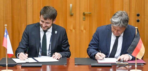 Ministro Pardow firma ampliación de acuerdo sobre Energía con Alemania y sella programa de becas en Hidrógeno Verde para...