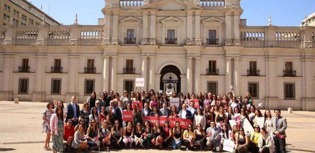  Más de cien mujeres preparadas para liderar la transición energética se reúnen frente a La Moneda