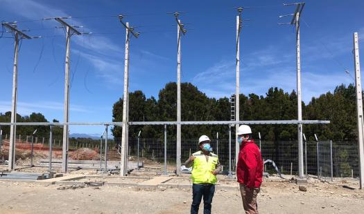 Un 80 % de avance tienen las obras de electrificación en Isla Queullín