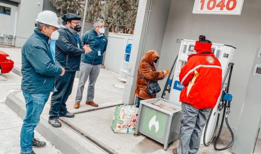 Autoridades supervisan e informan puntos de venta de parafina más barata en Los Ríos   