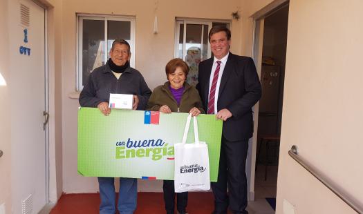 Adultos Mayores de Viviendas Tuteladas reciben kits eficientes para disminuir sus cuentas de Luz