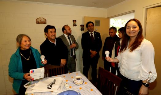 Intendenta y Seremi entregan ampolletas led a adultos mayores y vecinos de Andacollo 