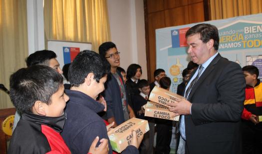 Comunidad escolar de la Escuela Alemania de Valparaíso se suma a la Iluminación Eficiente