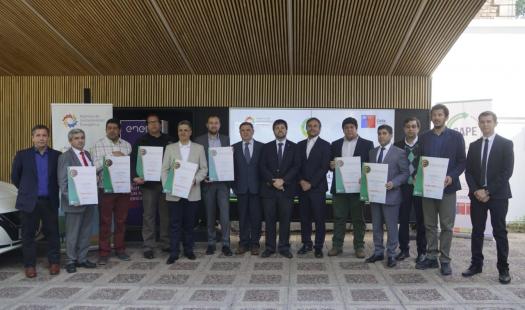 Subsecretario de Energía y AgenciaSE entregan primeros certificados CAPE a empresas y edificios públicos