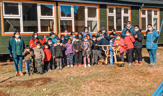 Celebran cierre de proyecto de mejoramiento térmico y energético en Escuela de Isla Huapi