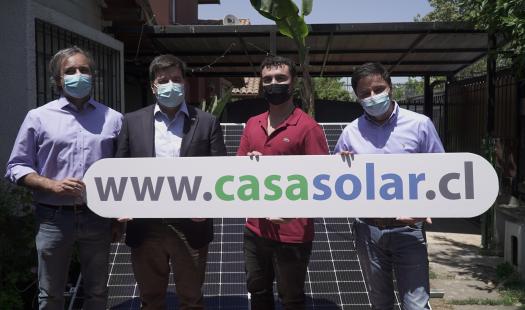 Seremi de Energía llama a las familias de la región de Los Lagos a postular al programa Casa Solar para la instalación de paneles solares