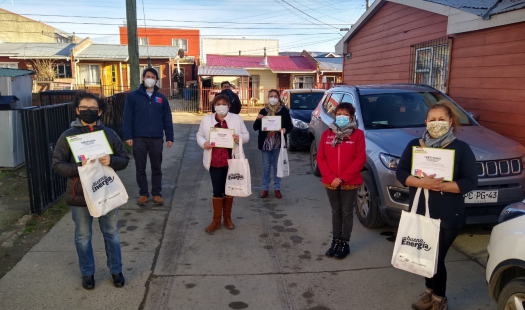 SEREMI de Energía y Prodemu lideraron entrega de kits eficientes a vecinas del sector Seno Almirantazgo de Punta Arenas