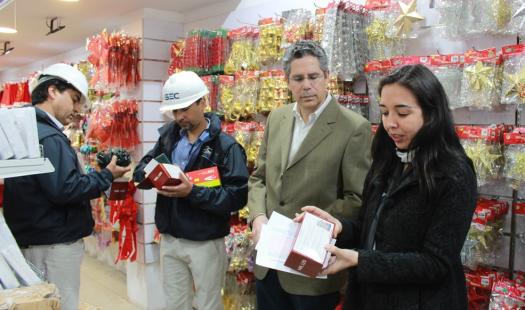 Autoridades fiscalizan venta certificada de artefactos eléctricos navideños
