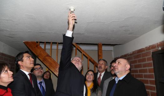 Ministro de Energía entregó ampolletas de bajo consumo a 200 familias de Rancagua